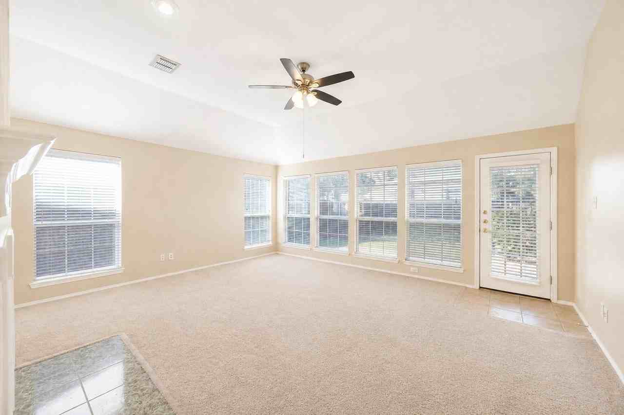 10701 Nashville Dr - Photo 7 of 37