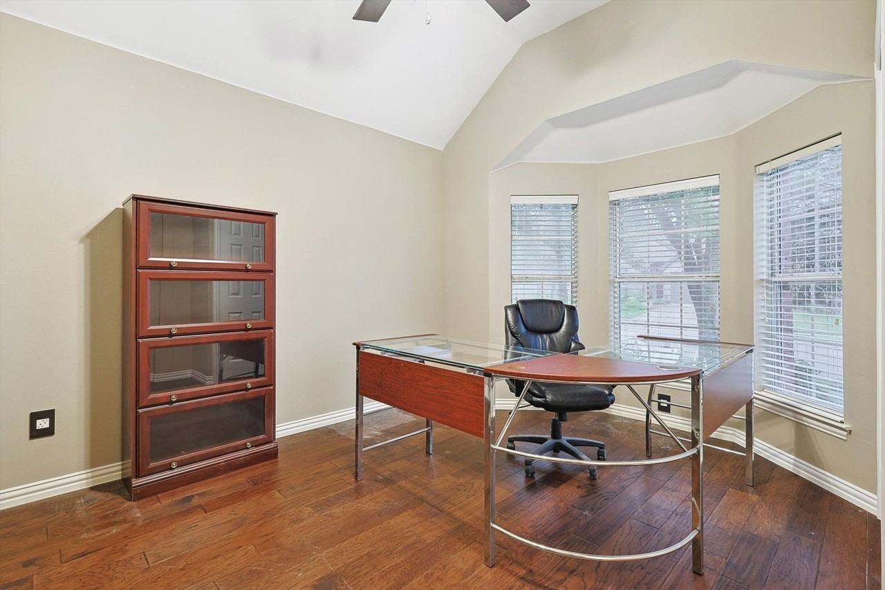 1000 Noble Ave - Photo 5 of 24