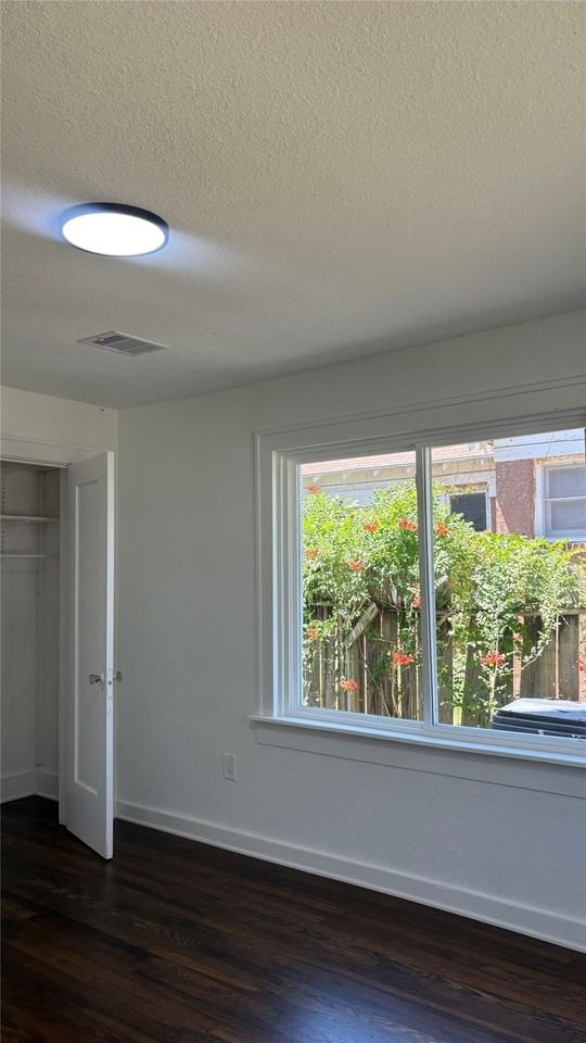 2806 Windsor Ave - Photo 6 of 14
