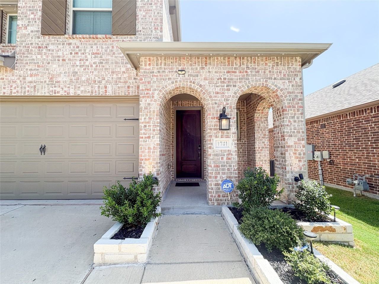 1741 Horseshoe Ln - Photo 2 of 39