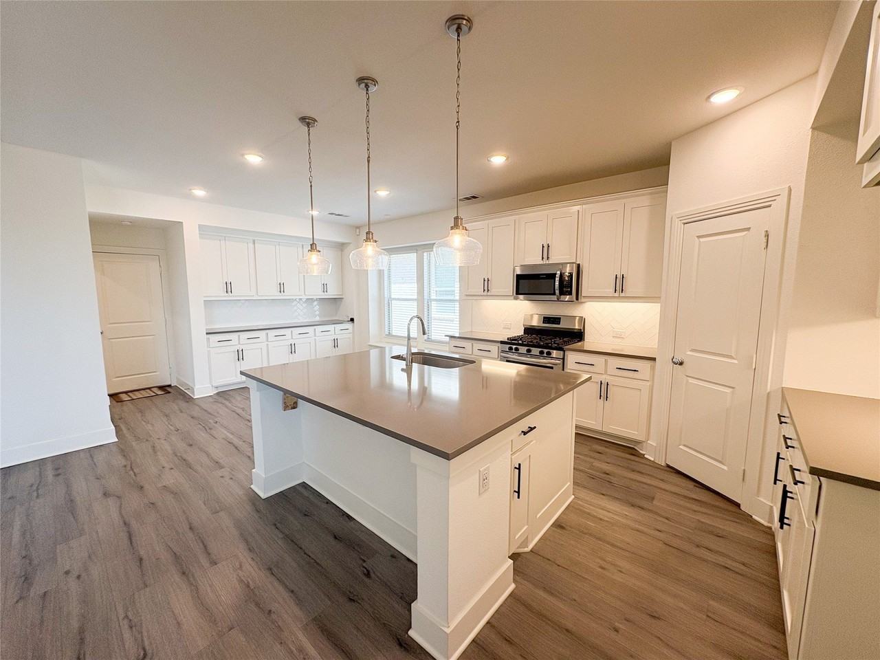 1741 Horseshoe Ln - Photo 6 of 39