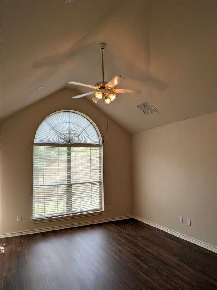 3101 Wareham Ln - Photo 5 of 8