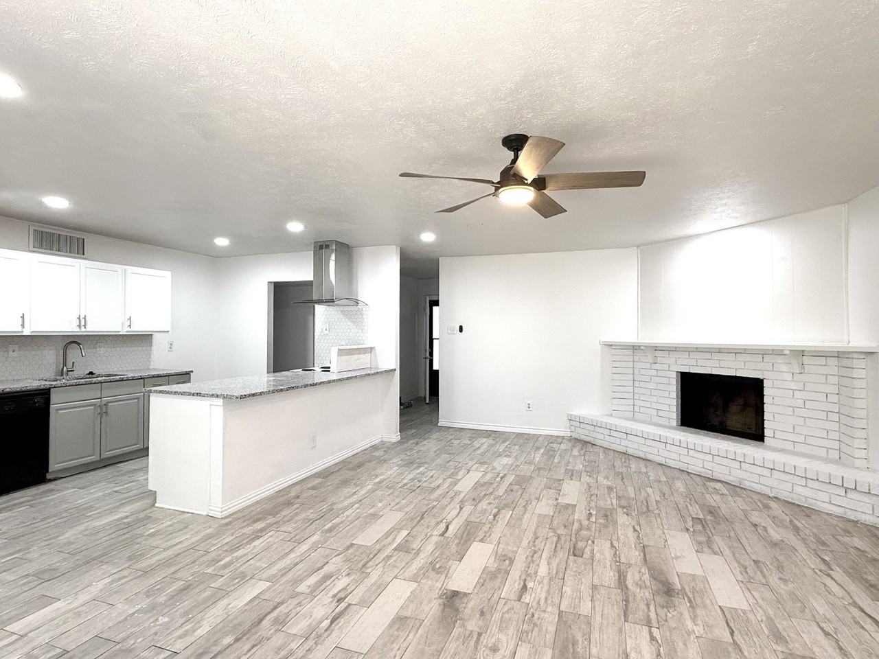 545 Oldbridge Dr - Photo 3 of 18