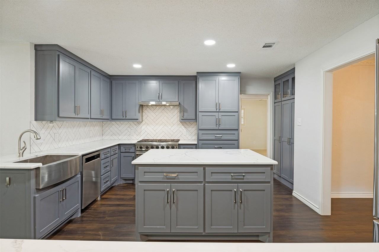 805 Crowley Rd - Photo 3 of 28