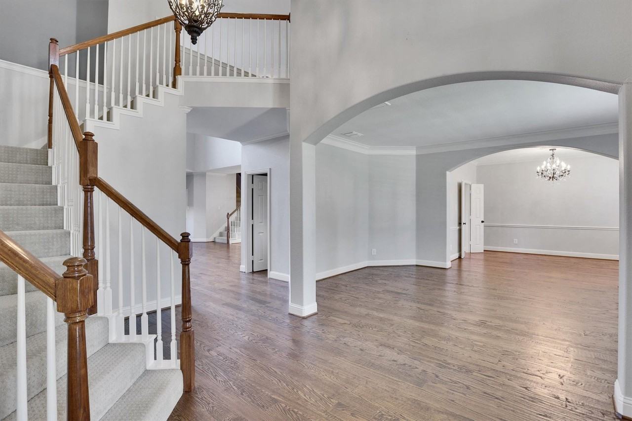 4017 Saltburn Dr - Photo 2 of 40
