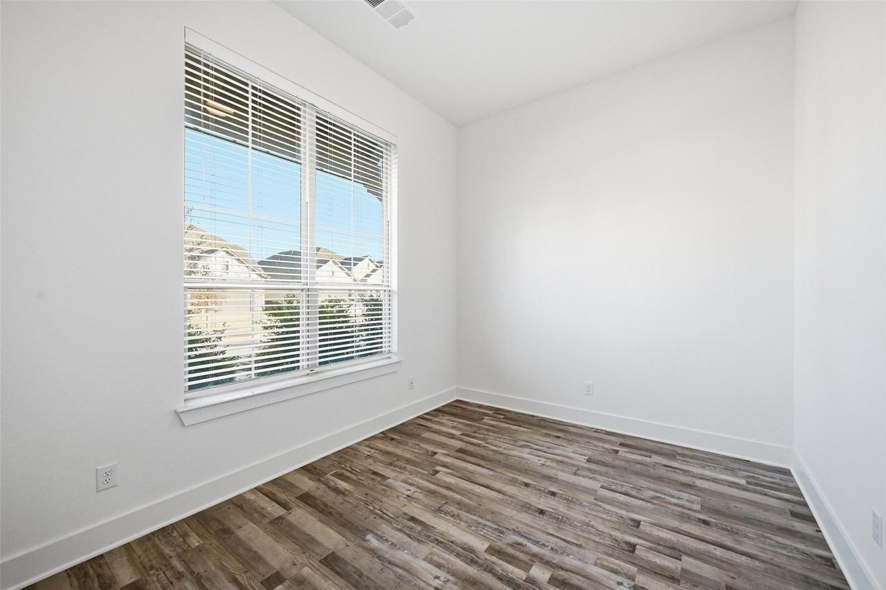 3008 Armstrong Ave - Photo 3 of 30