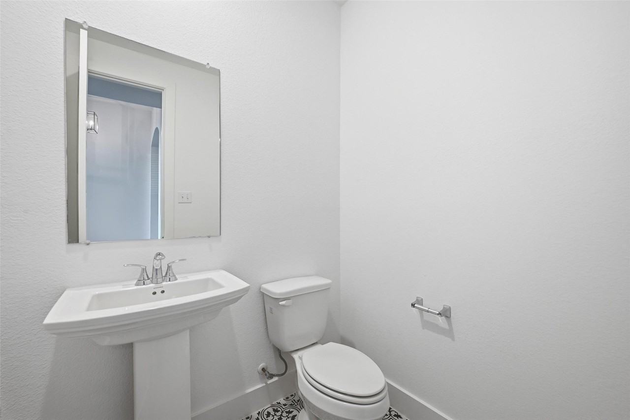 3008 Armstrong Ave - Photo 4 of 30
