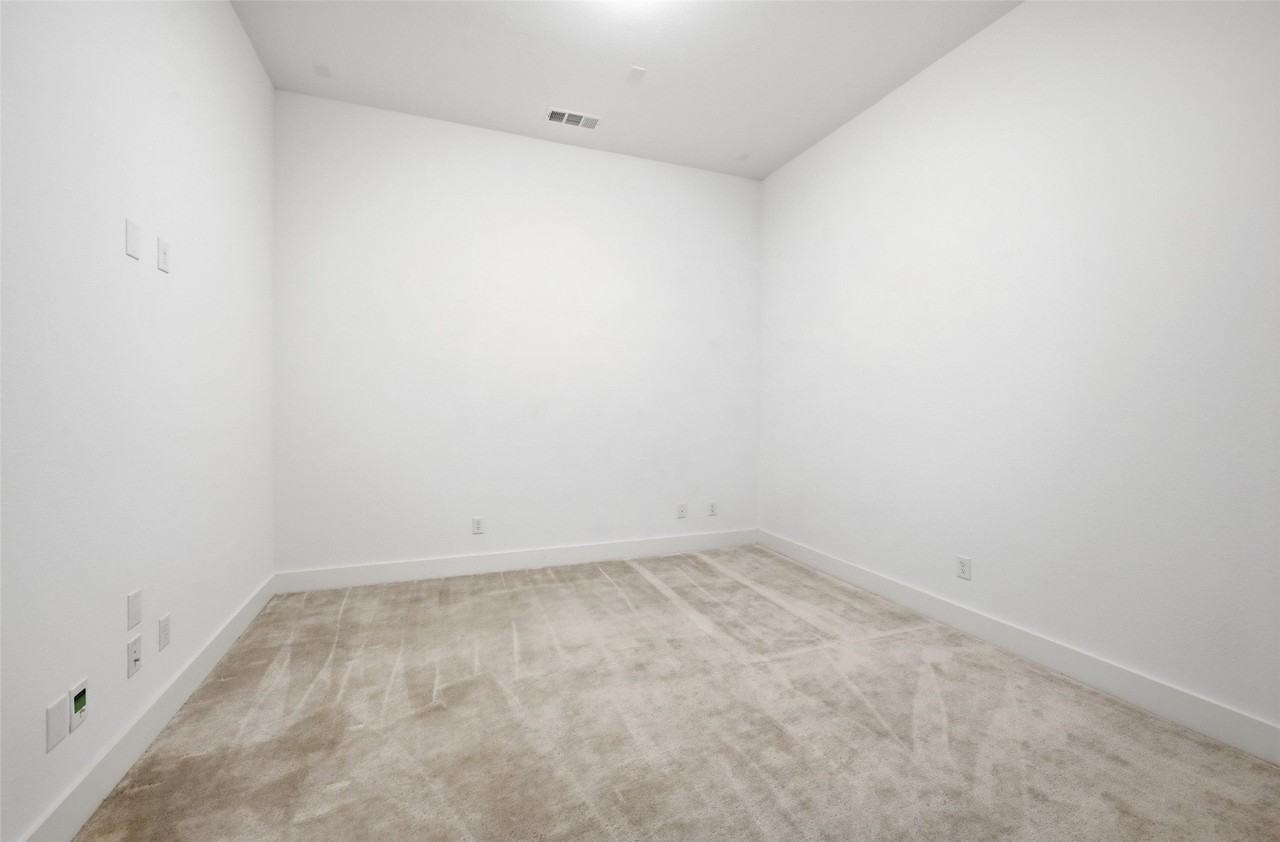 3008 Armstrong Ave - Photo 5 of 30