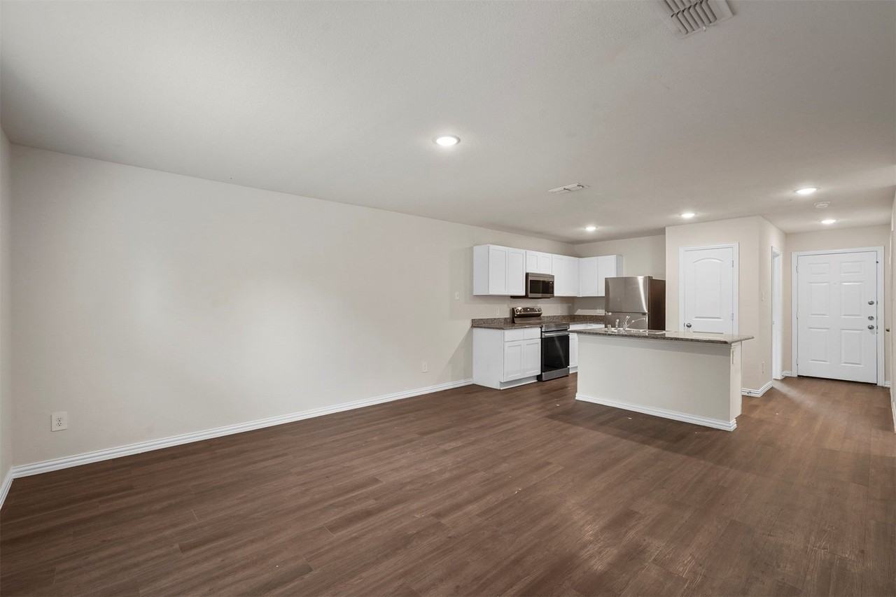 2208 Sayle St - Photo 3 of 19