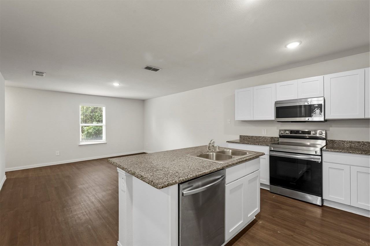 2208 Sayle St - Photo 4 of 19