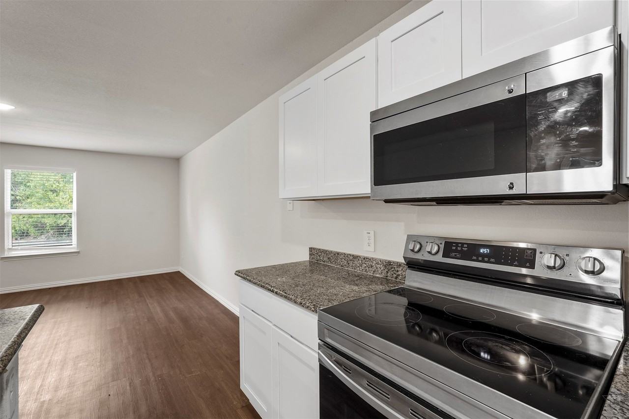 2208 Sayle St - Photo 6 of 19