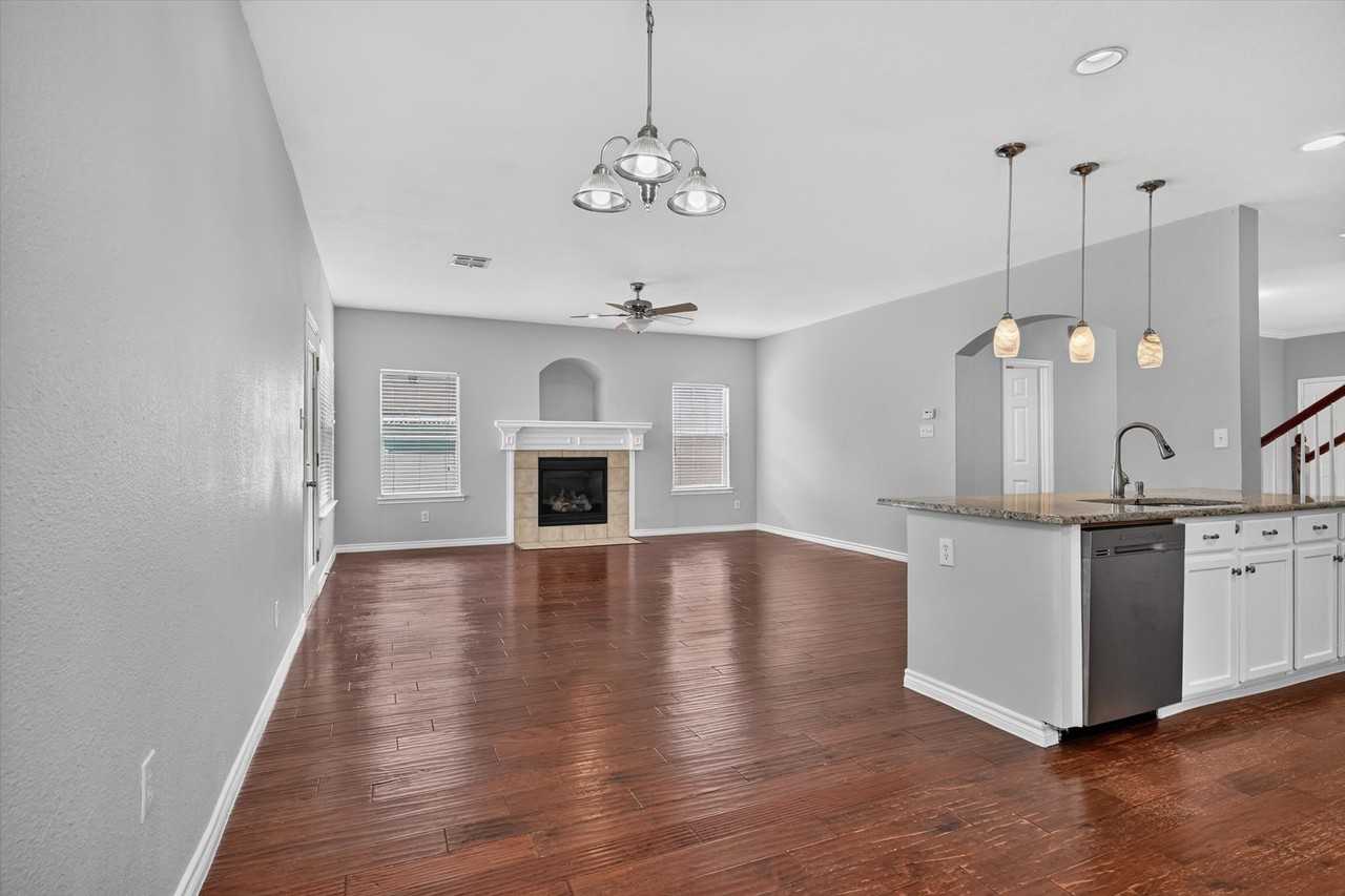1013 Wenk Dr - Photo 5 of 40