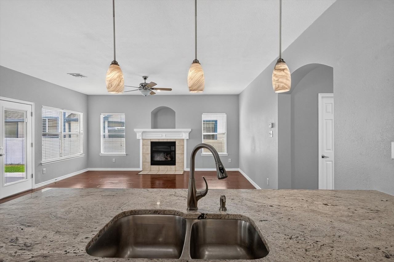 1013 Wenk Dr - Photo 6 of 40