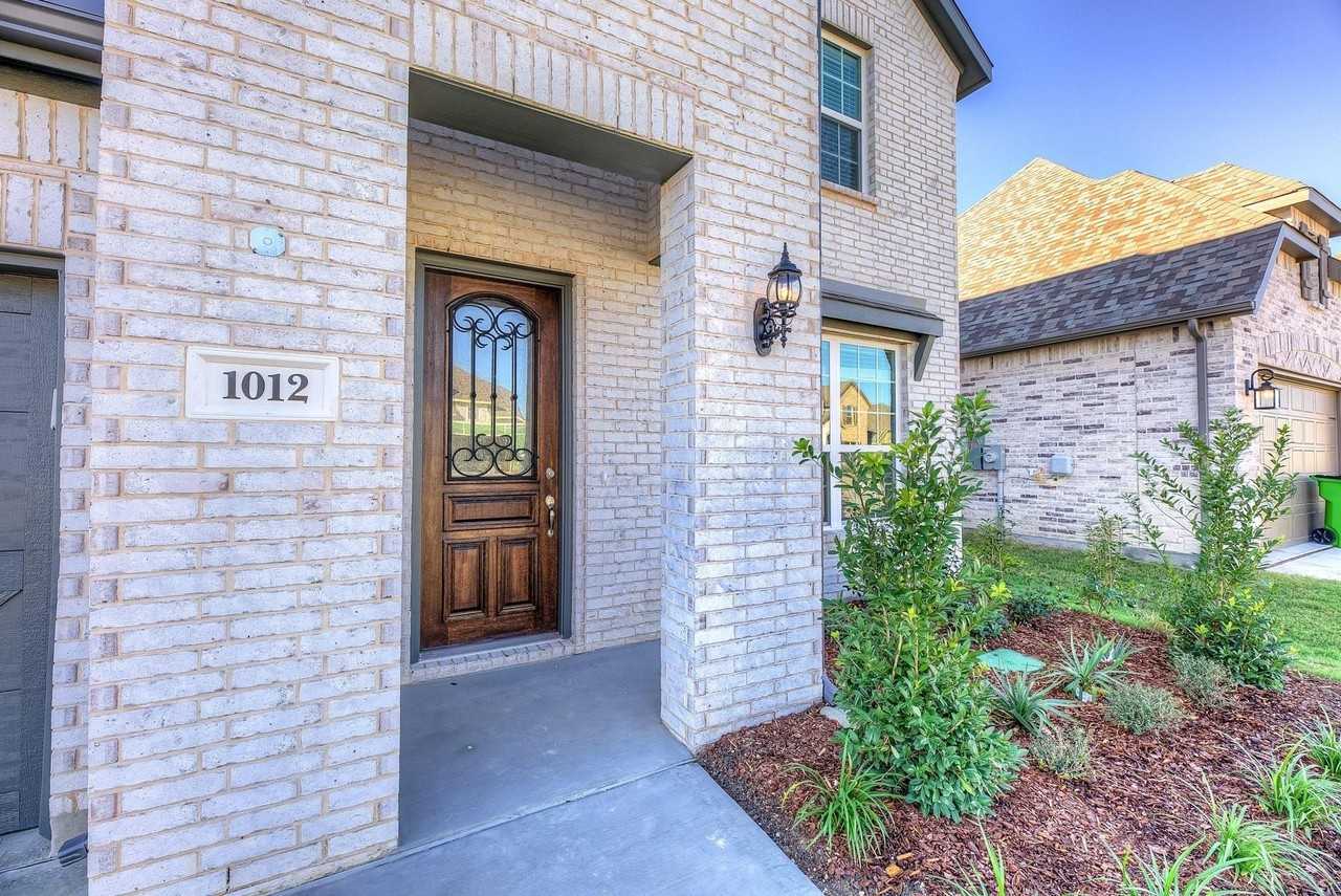 1012 Rosebay Dr - Photo 3 of 36