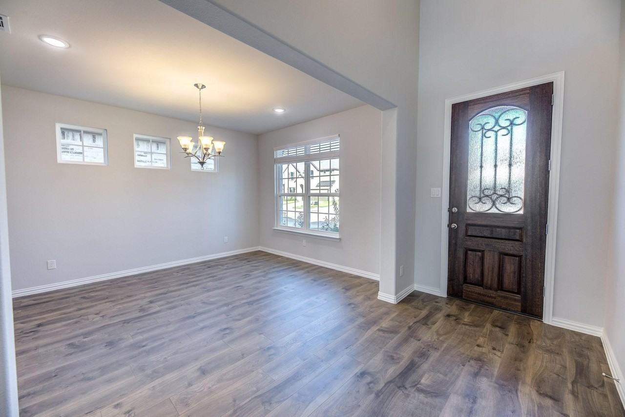1012 Rosebay Dr - Photo 4 of 36