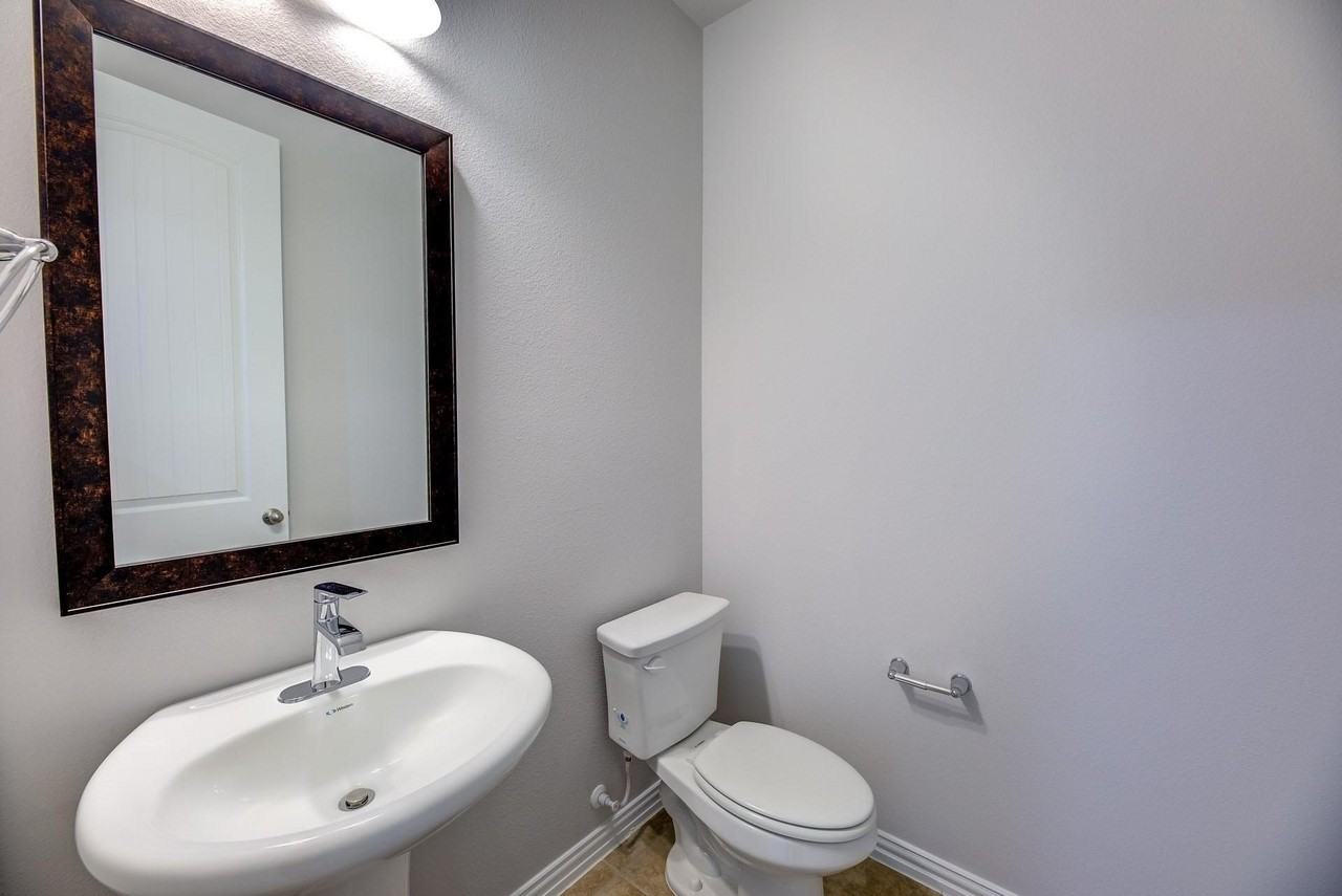 1012 Rosebay Dr - Photo 7 of 36