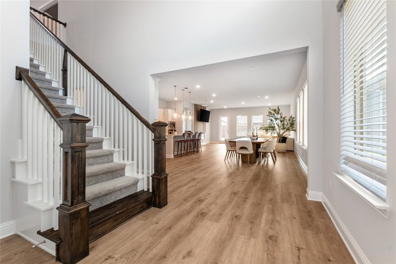 2207 Santa Monica Dr - Photo 4 of 40