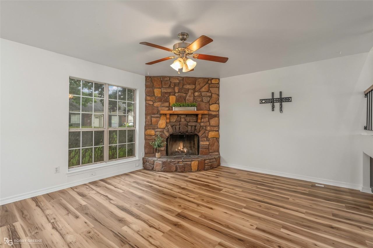 10002 Georgetown Dr - Photo 2 of 22