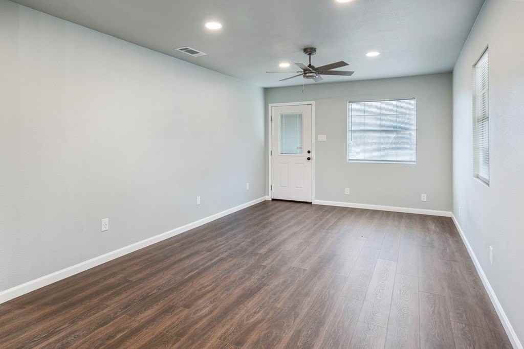 208 N Coleman St - Photo 5 of 25