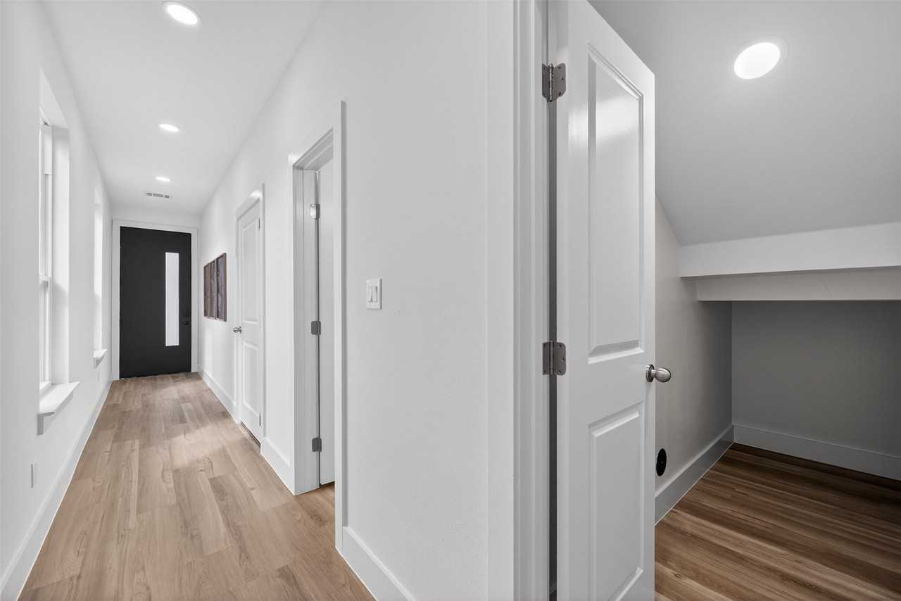 2414 Anderson St - Photo 3 of 35