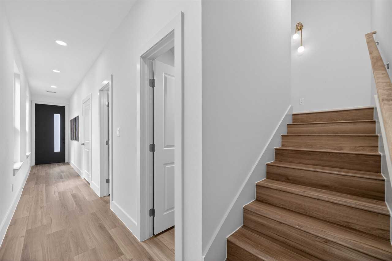 2414 Anderson St - Photo 5 of 35