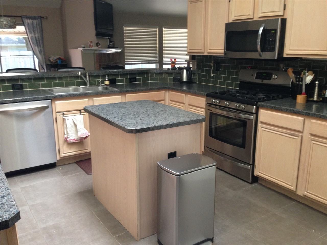 1705 Ingleside Dr - Photo 2 of 7