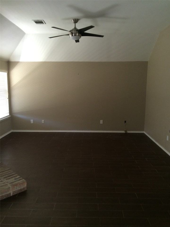1705 Ingleside Dr - Photo 3 of 7