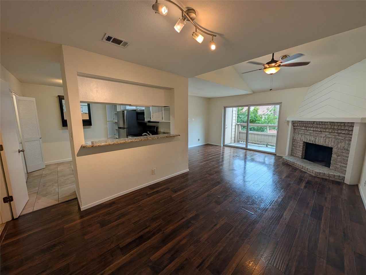 5200 Martel Ave #11N - Photo 4 of 22