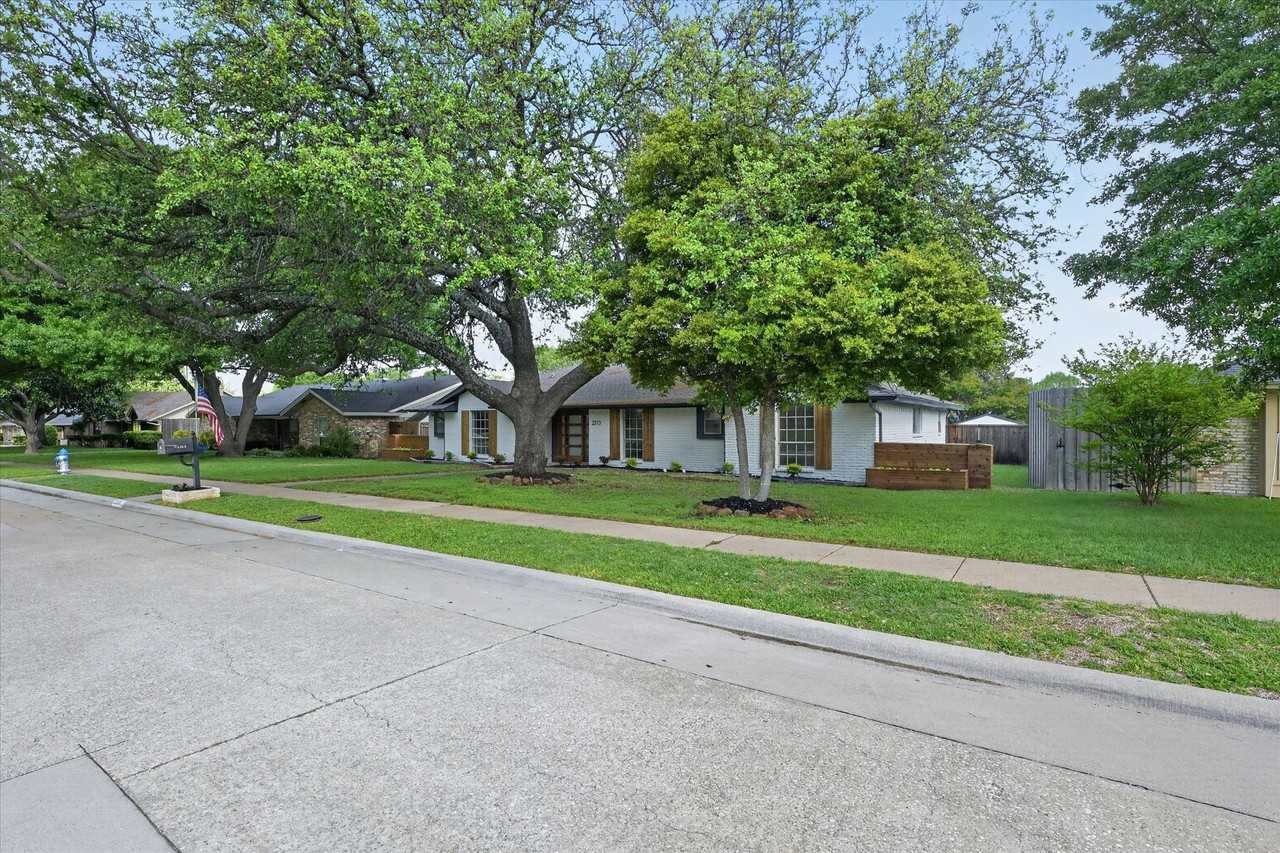 2313 Claridge Cir - Photo 3 of 38