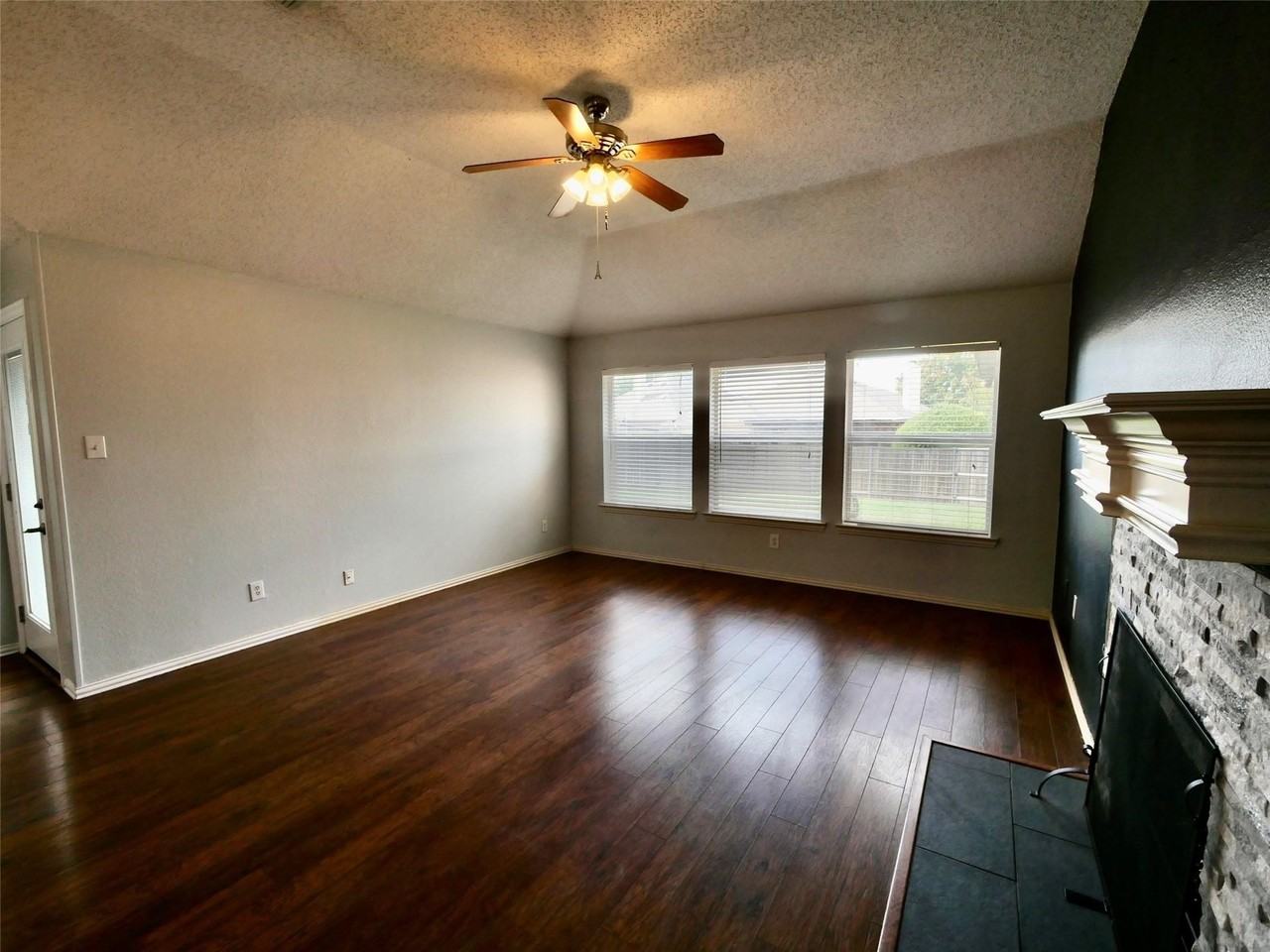 4502 Highlands Dr - Photo 2 of 32