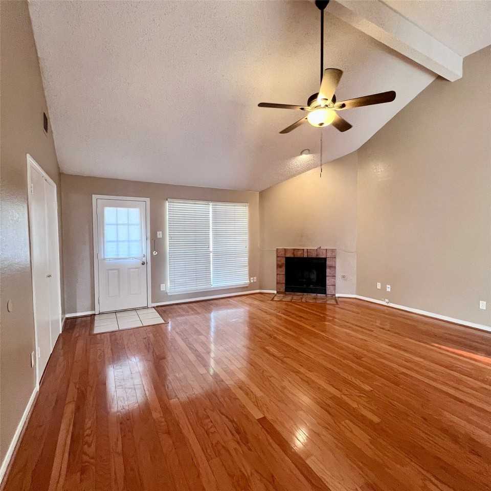 205 Sunset Dr - Photo 3 of 25