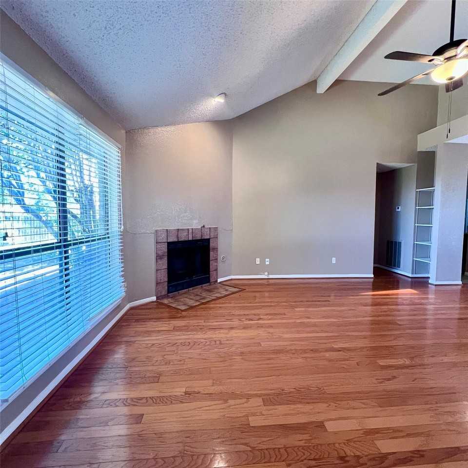 205 Sunset Dr - Photo 4 of 25