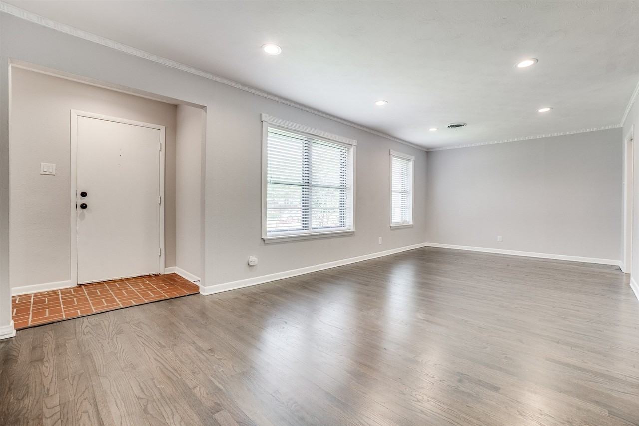 9226 Larchwood Dr - Photo 2 of 23
