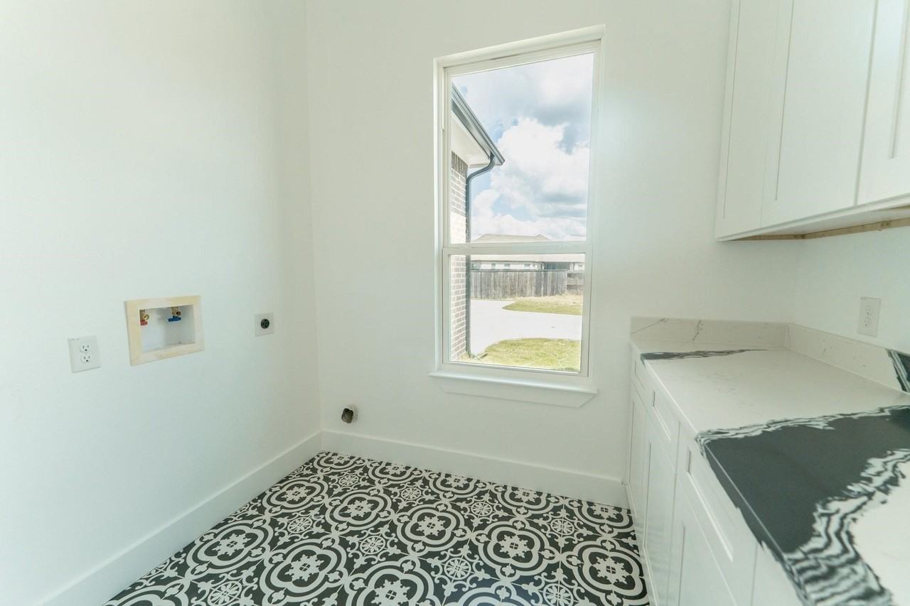 2147 Heath St - Photo 7 of 36