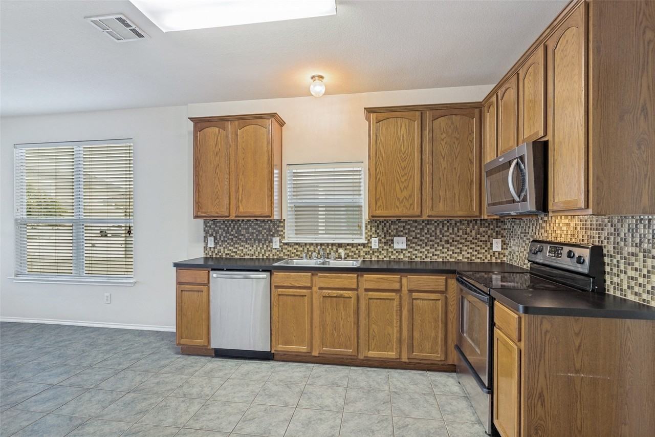 10249 Nantucket Dr - Photo 7 of 25