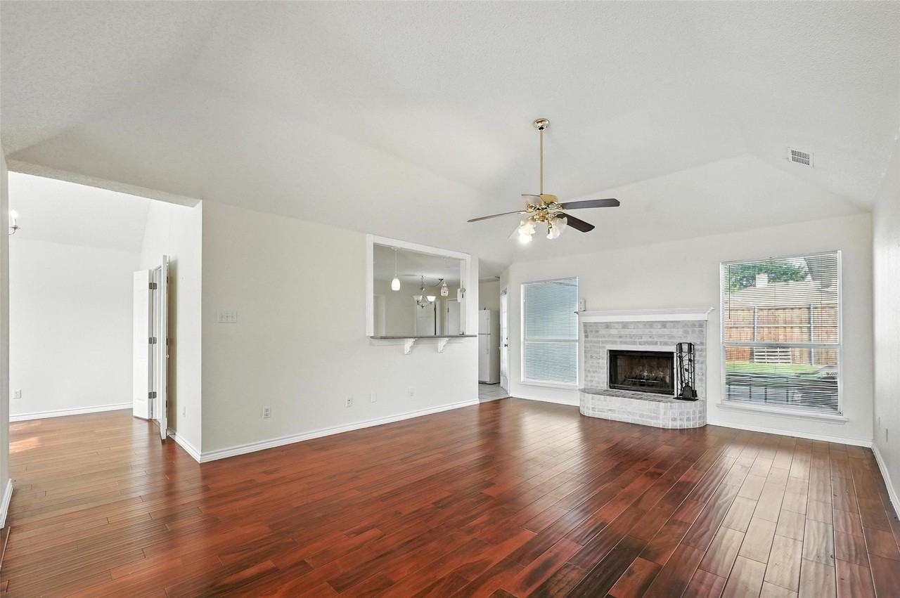 2711 Primrose Ln - Photo 2 of 19