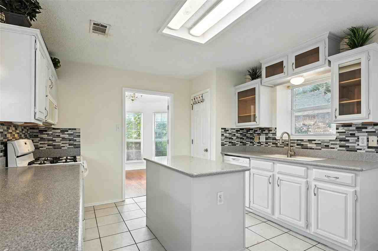 2711 Primrose Ln - Photo 3 of 19