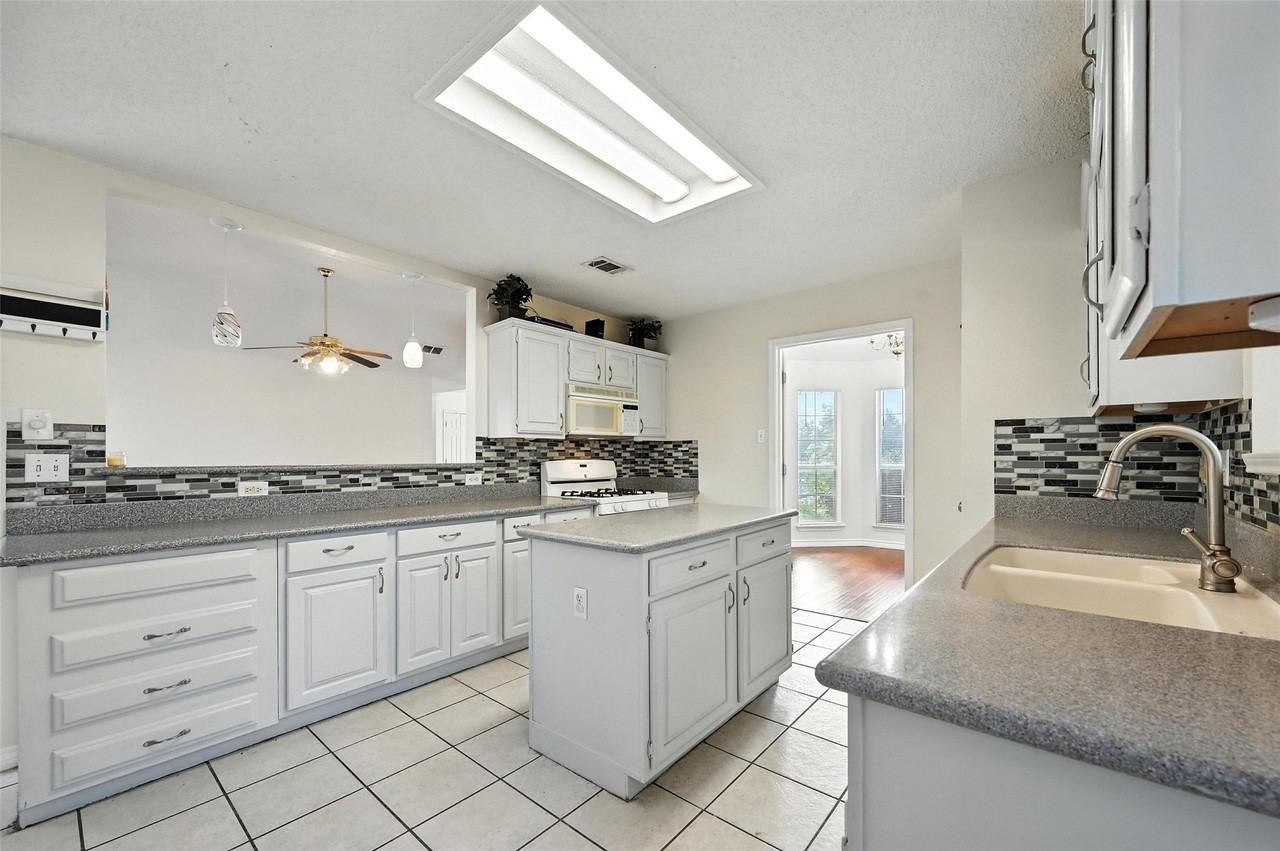 2711 Primrose Ln - Photo 4 of 19