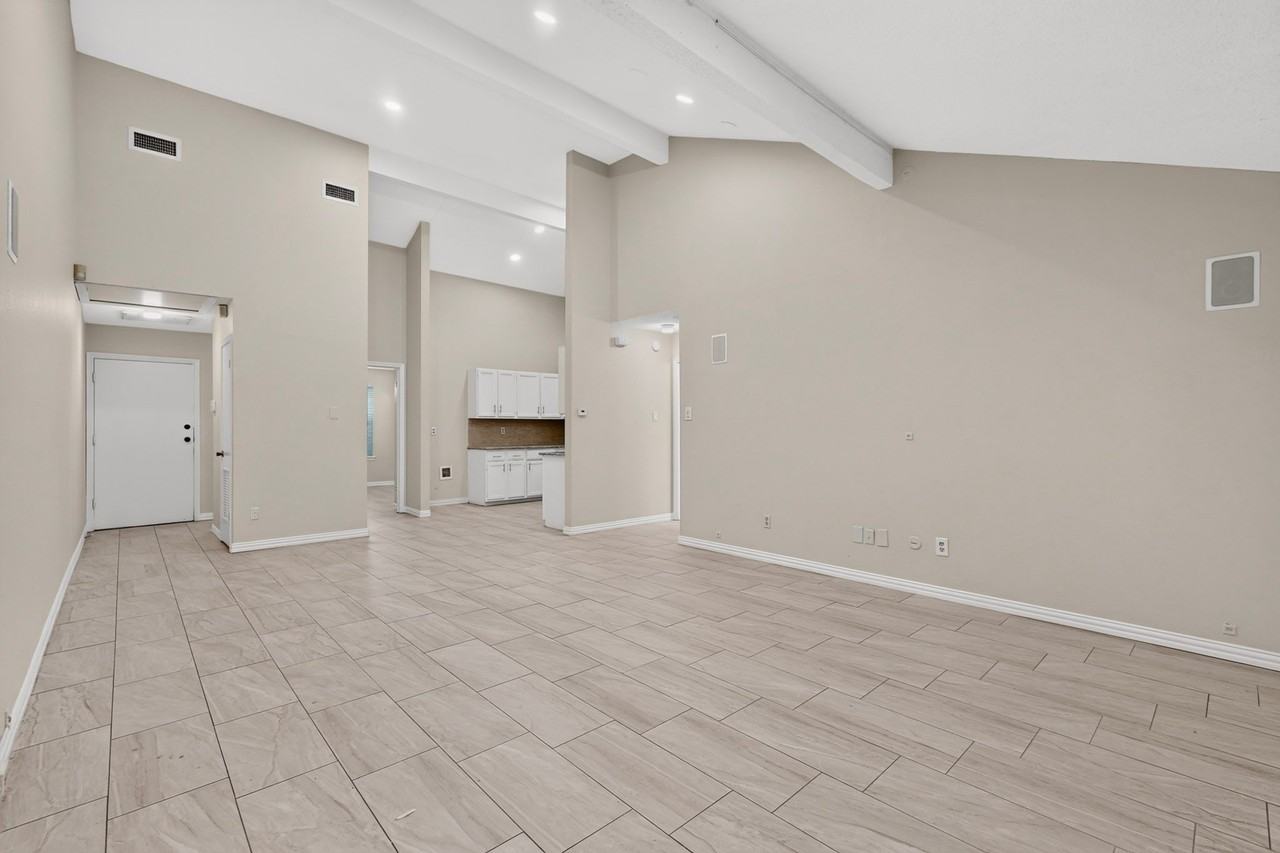 304 Cole St - Photo 4 of 37