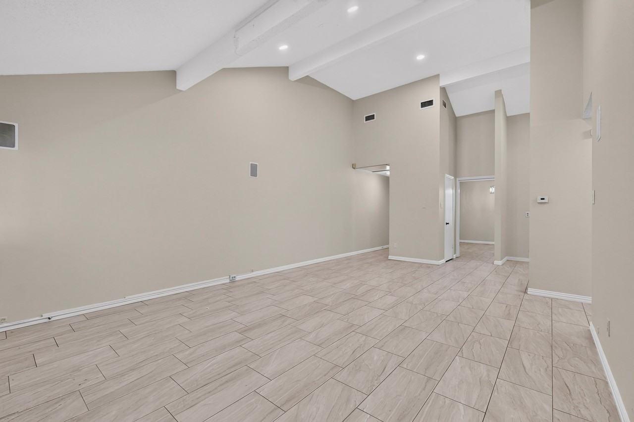 304 Cole St - Photo 5 of 37