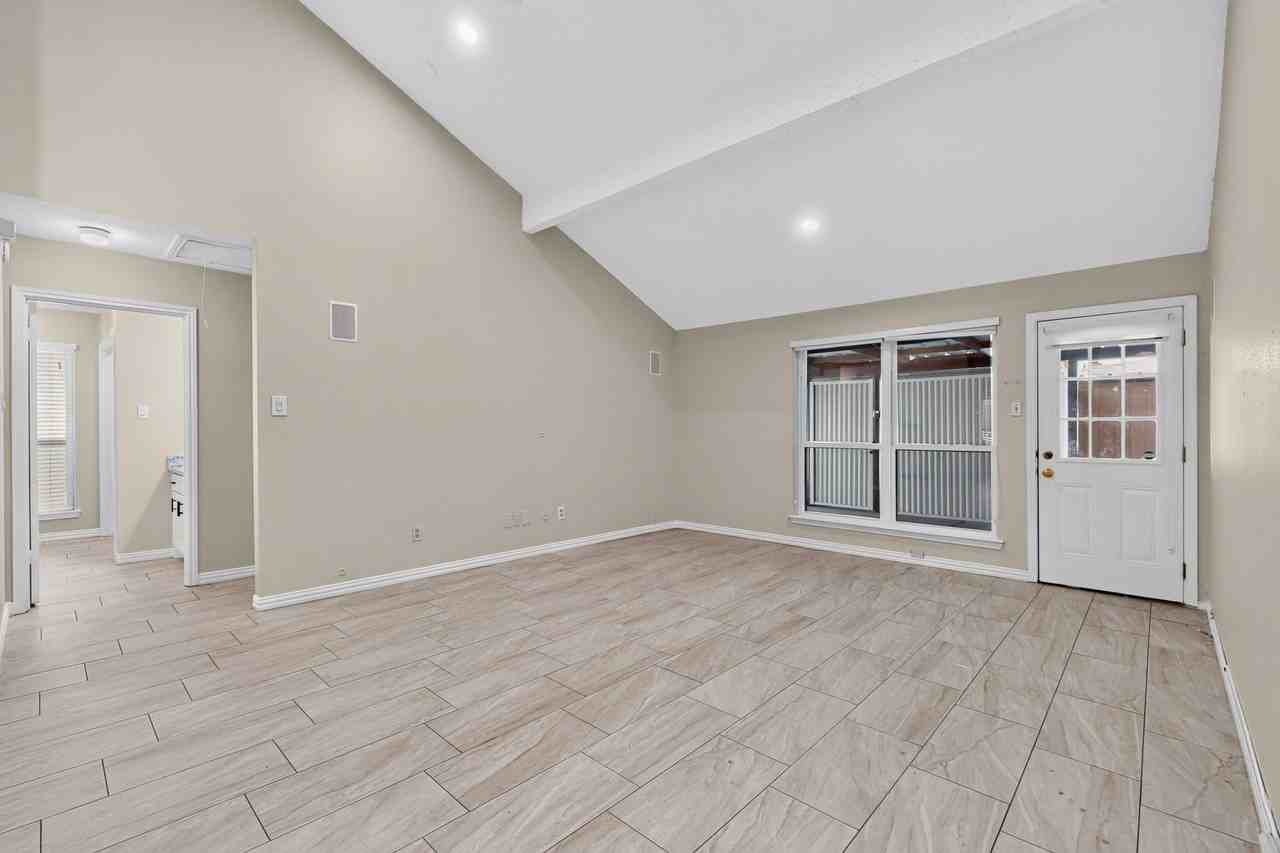 304 Cole St - Photo 6 of 37