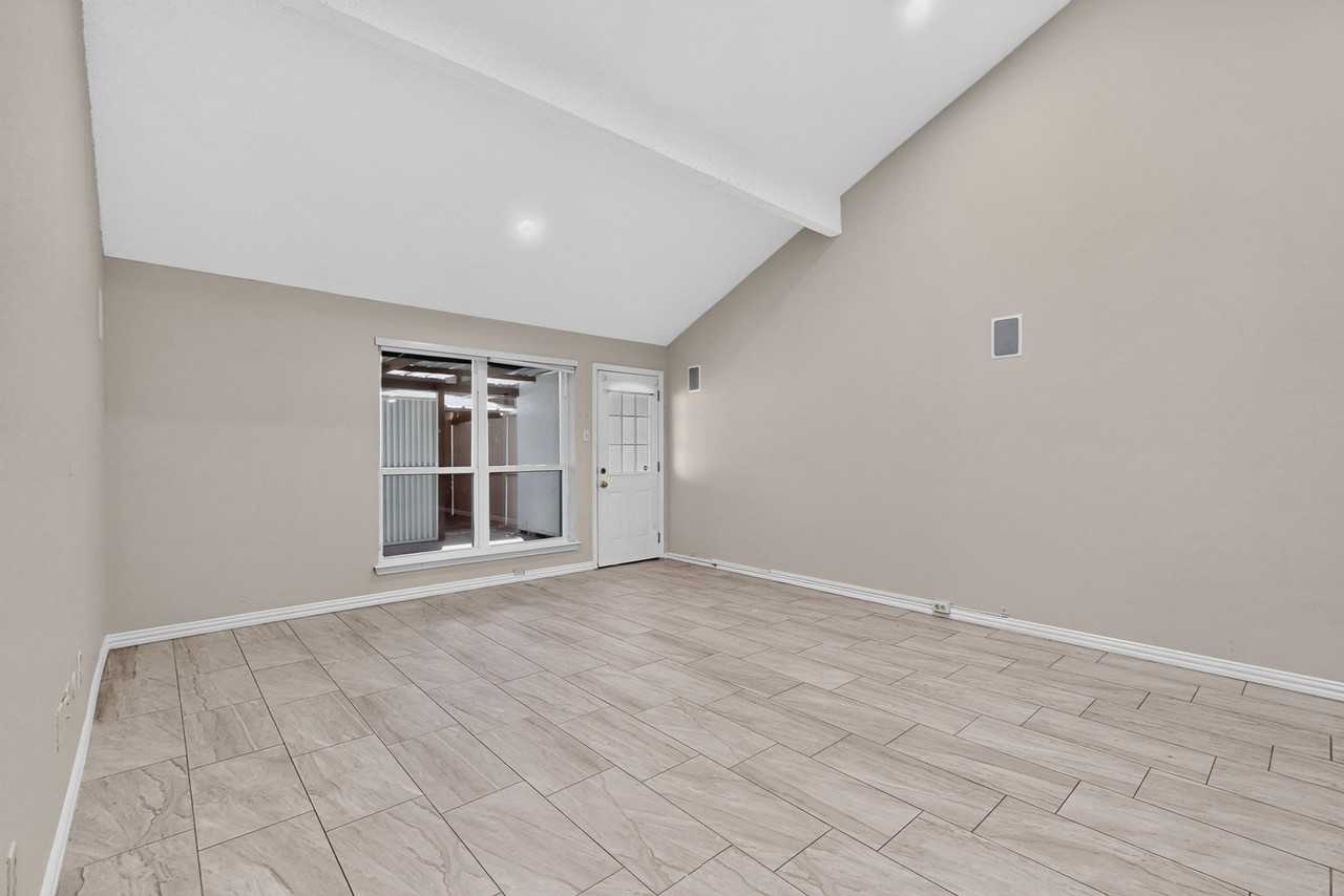 304 Cole St - Photo 7 of 37