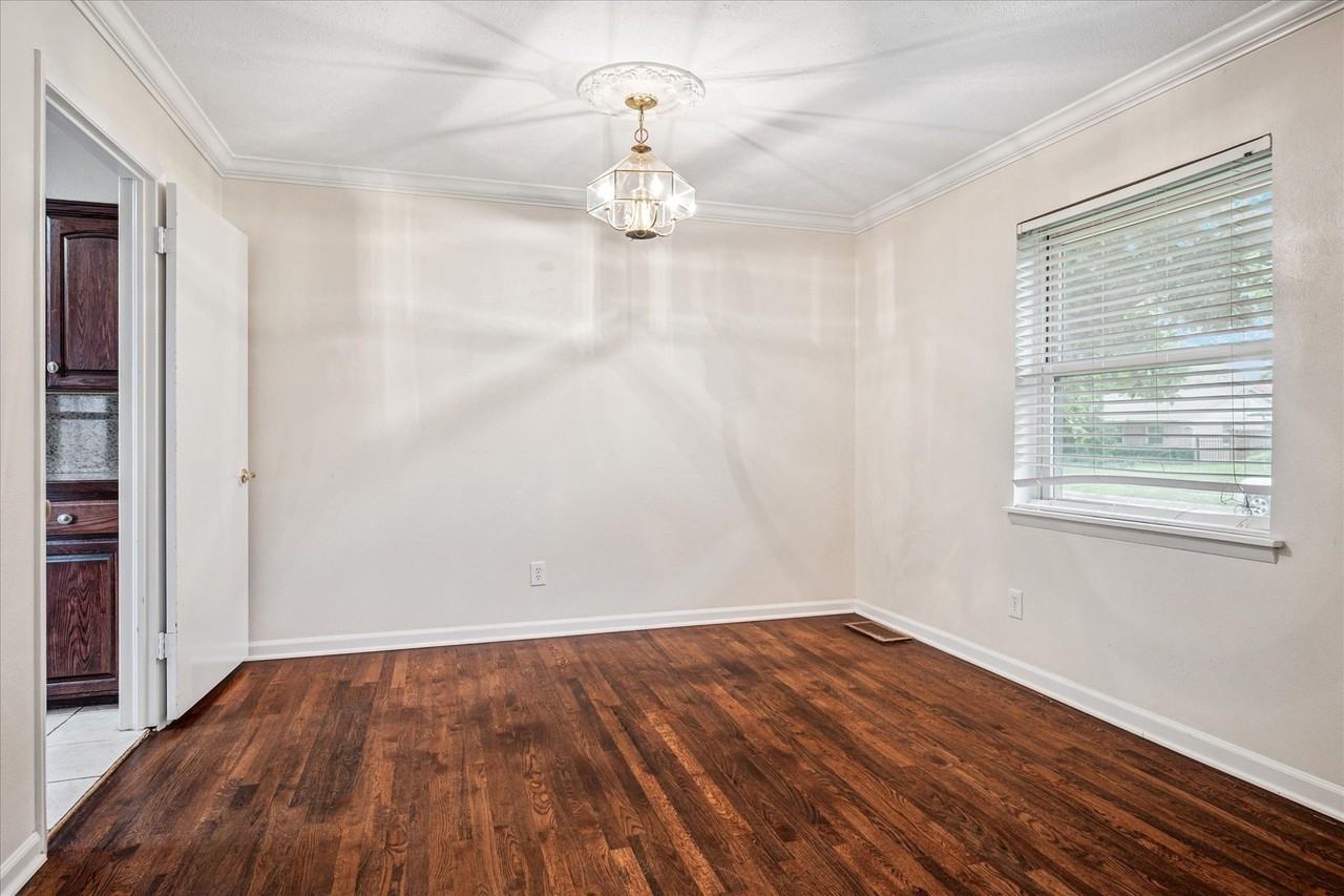 1725 Mapleton Dr - Photo 4 of 16
