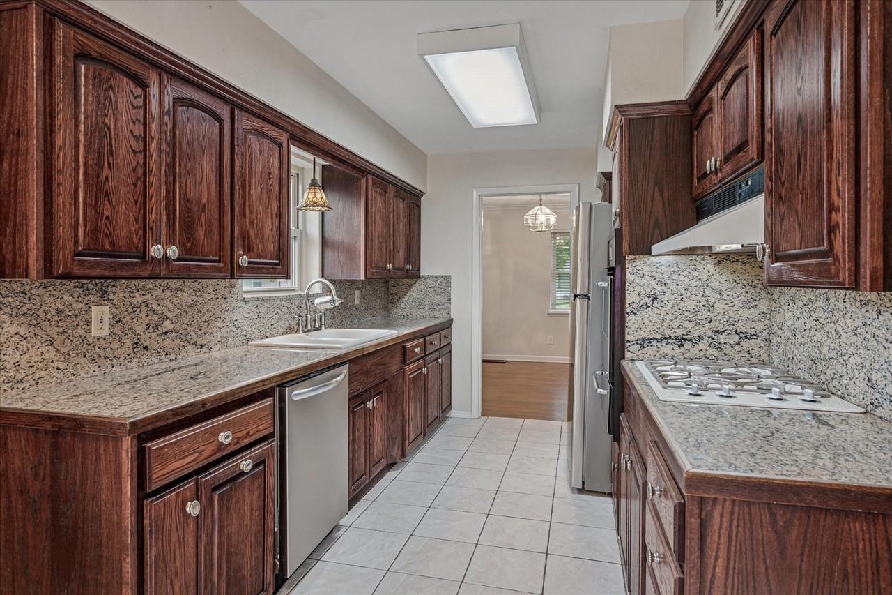 1725 Mapleton Dr - Photo 5 of 16