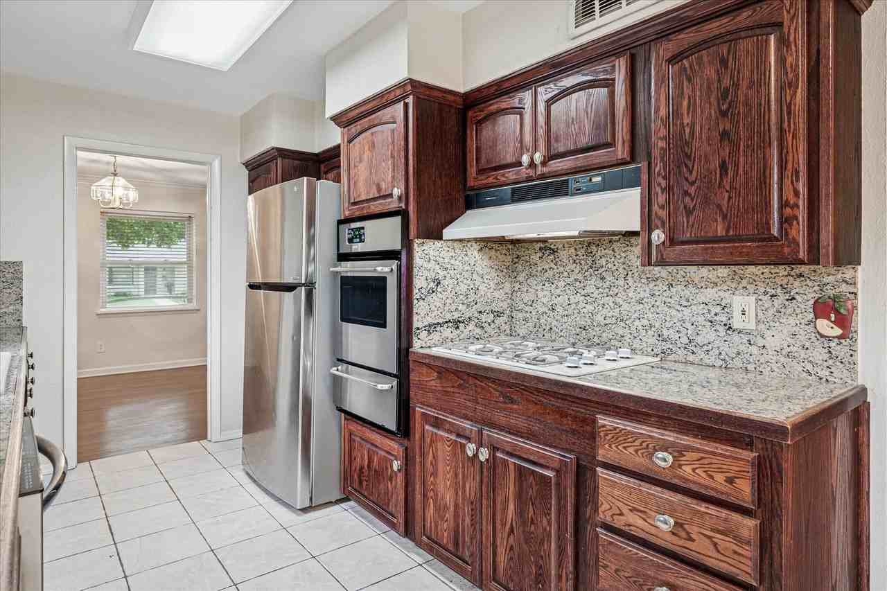 1725 Mapleton Dr - Photo 6 of 16