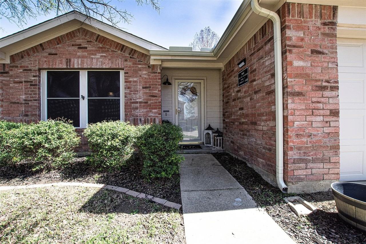 2932 Frontier Ln - Photo 2 of 17