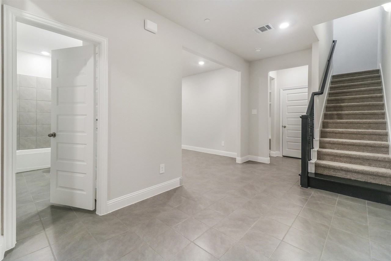 7836 Manilla Dr - Photo 4 of 39