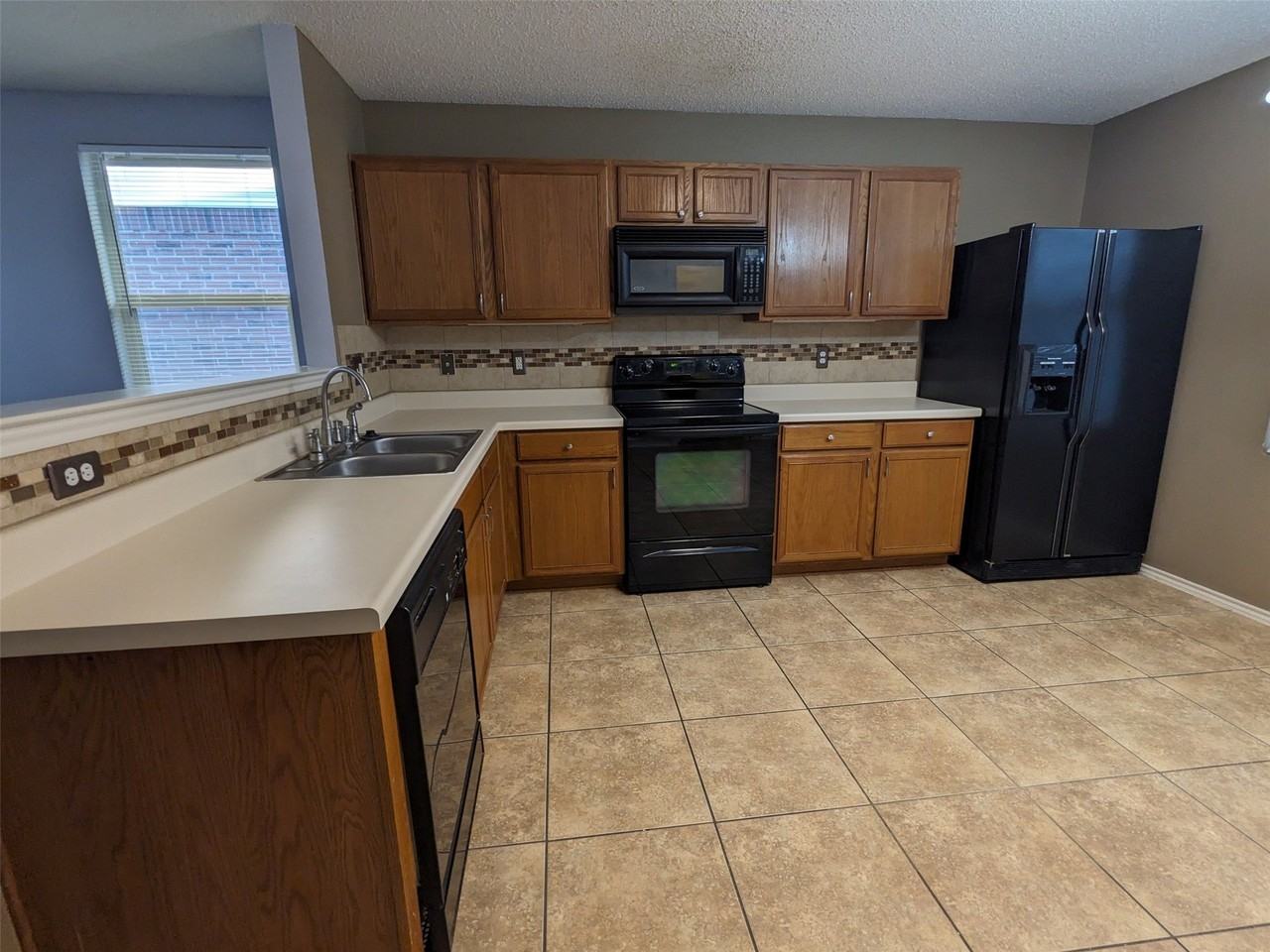 16424 Red River Ln - Photo 3 of 11