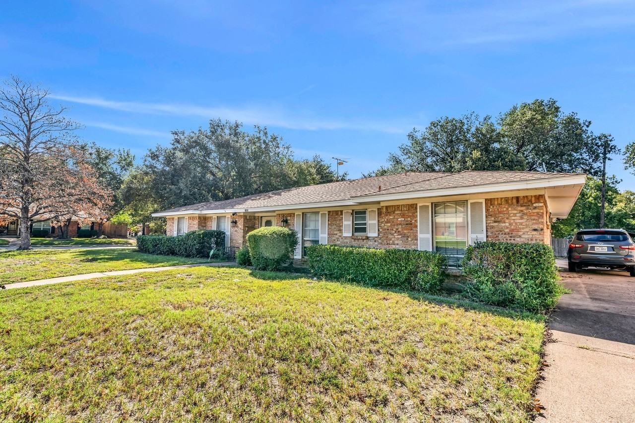 1400 Moss Rose Cir - Photo 3 of 40