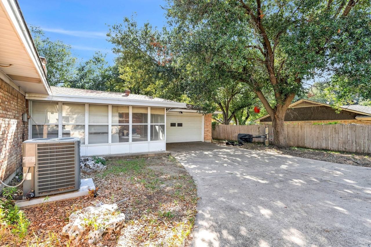 1400 Moss Rose Cir - Photo 4 of 40
